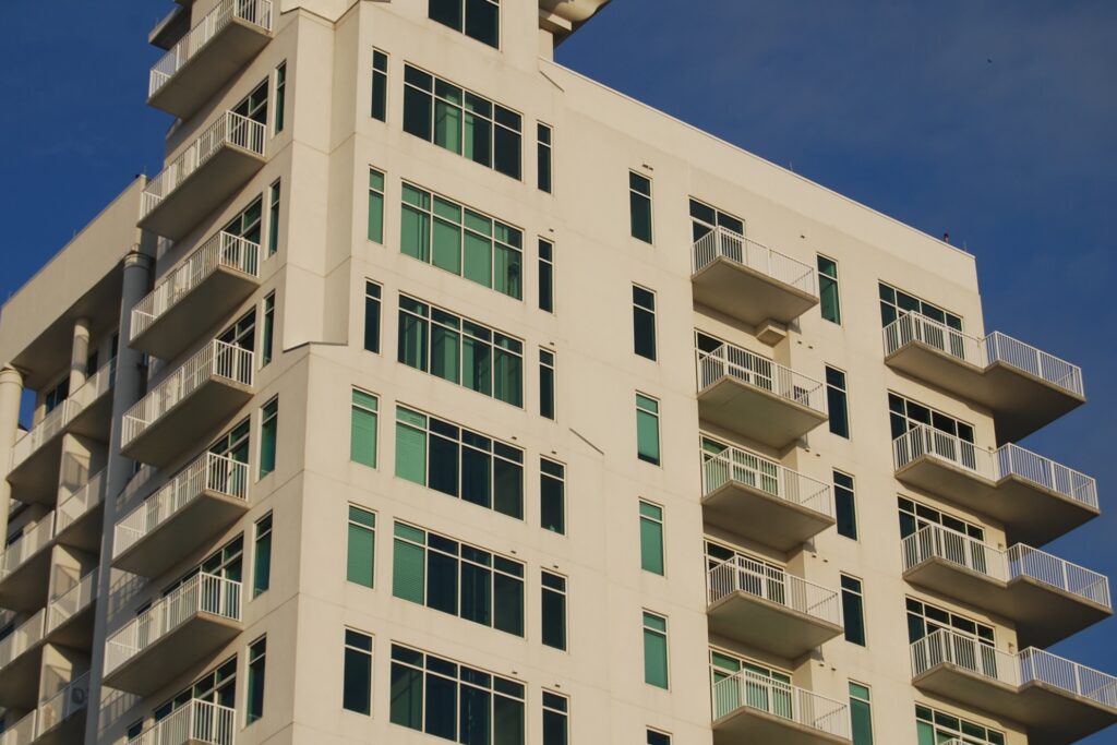 picture of a condominium building