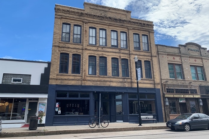 Photo of Robinson Building Lofts balcony from street