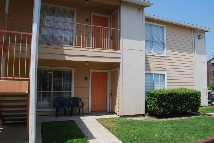 Photo of exterior building at Palms At Cove View Condominiums