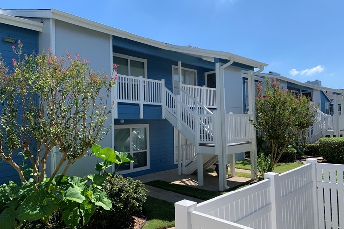 Photo of building and courtyard at Palms At Cove View Condominiums