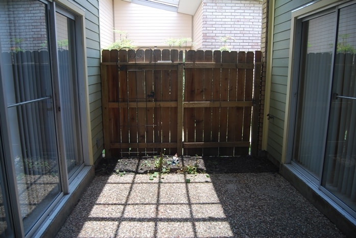 Photo of courtyard area at Ashton Place Condominiums