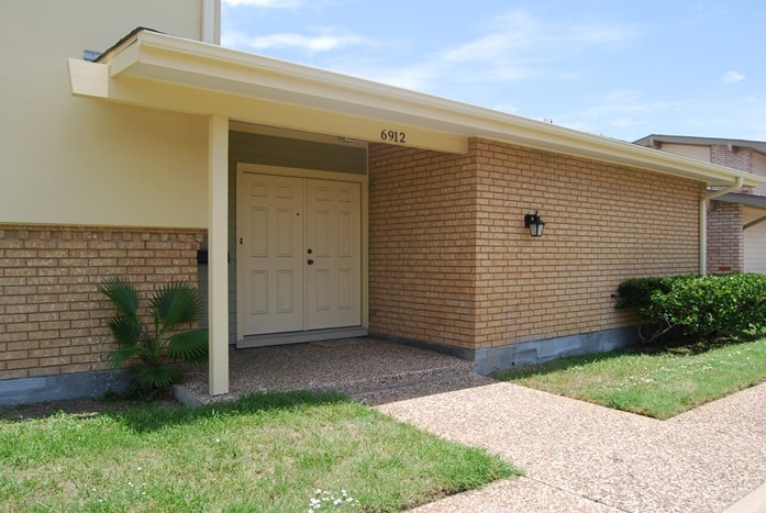 Photo of exterior of building at Ashton Place Condominiums